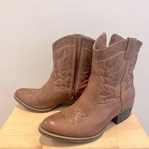 Coconuts by Matisse faux leather short cowboy boot, size 8.5